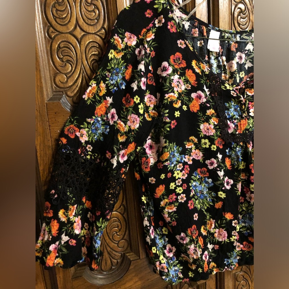 Beautiful,Colorful Floral Woman’s Top - Picture 13 of 14